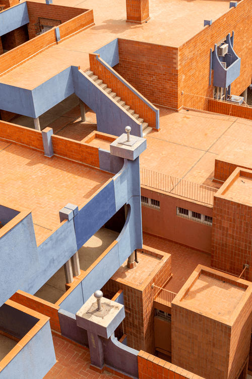 labyrinth of colour_GaudiDistrict_blue roofpuzzle