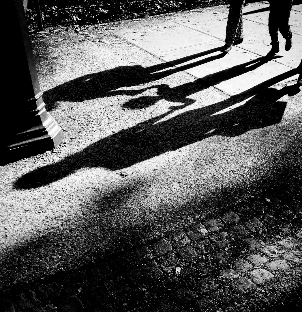 8 Follow me to the Shadows - Paris