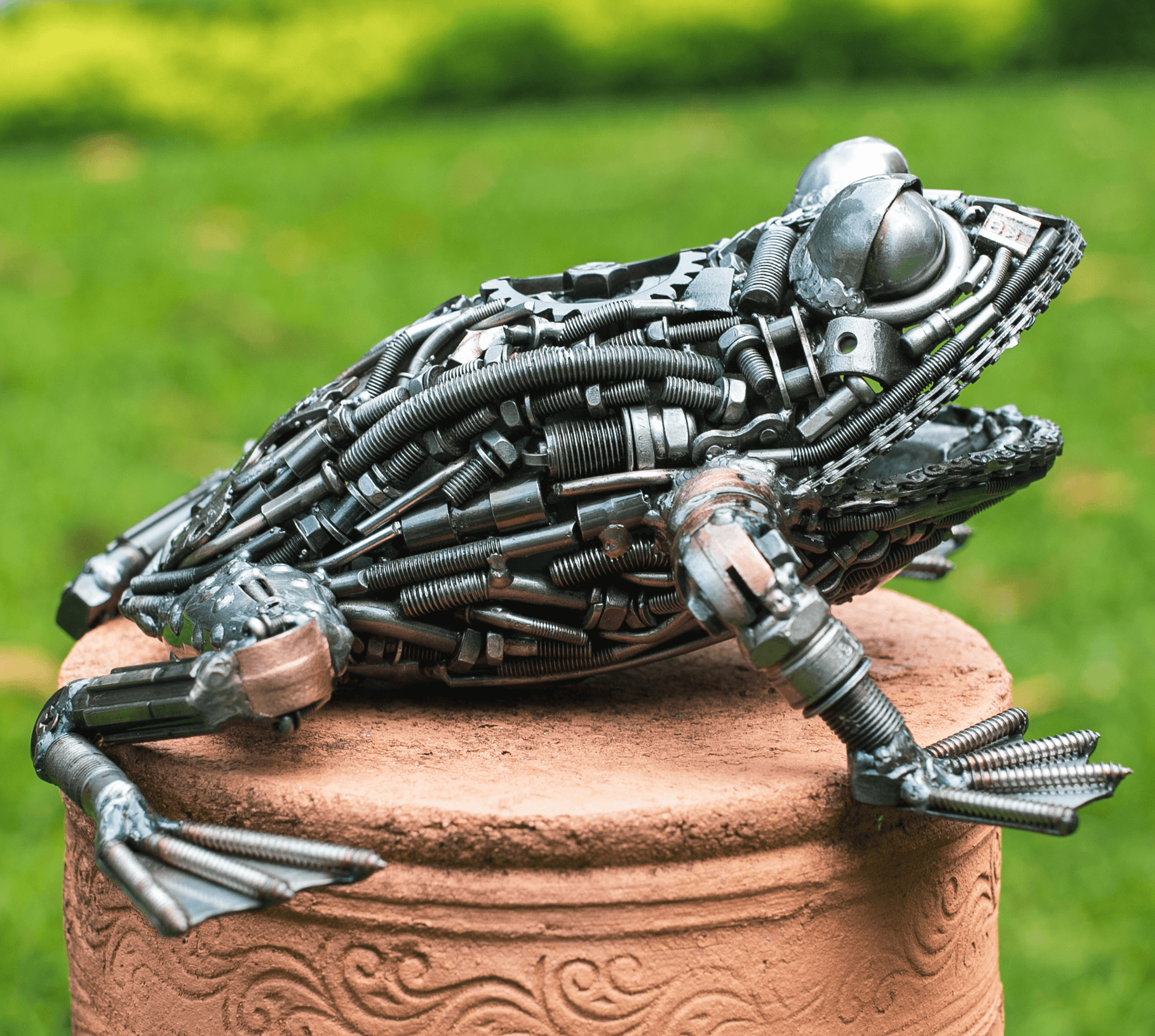 Frog metal sculpture 1