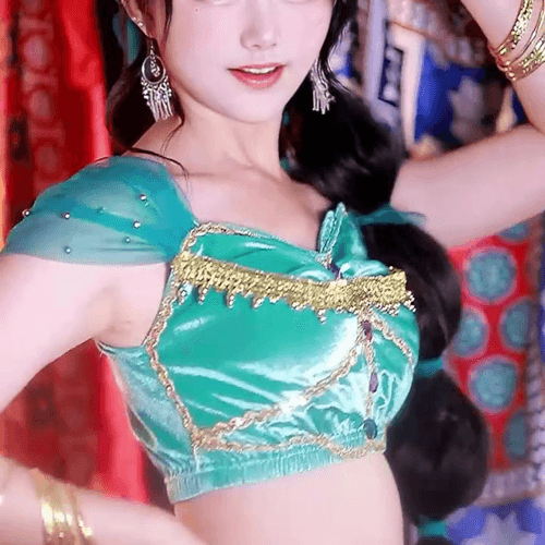 Beautiful chinese girl dancing performance , so photo