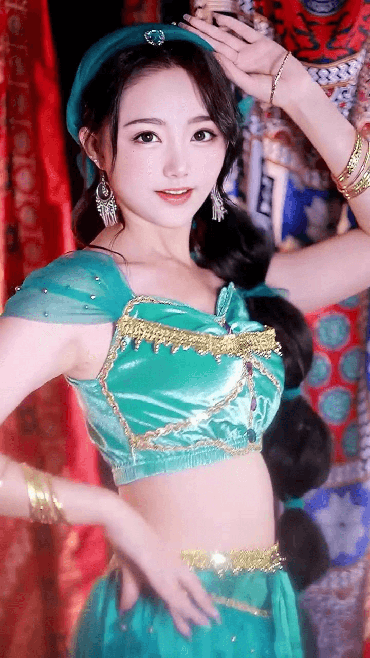Seductive sexy traditional oriental belly dancer girl - Art Sexy