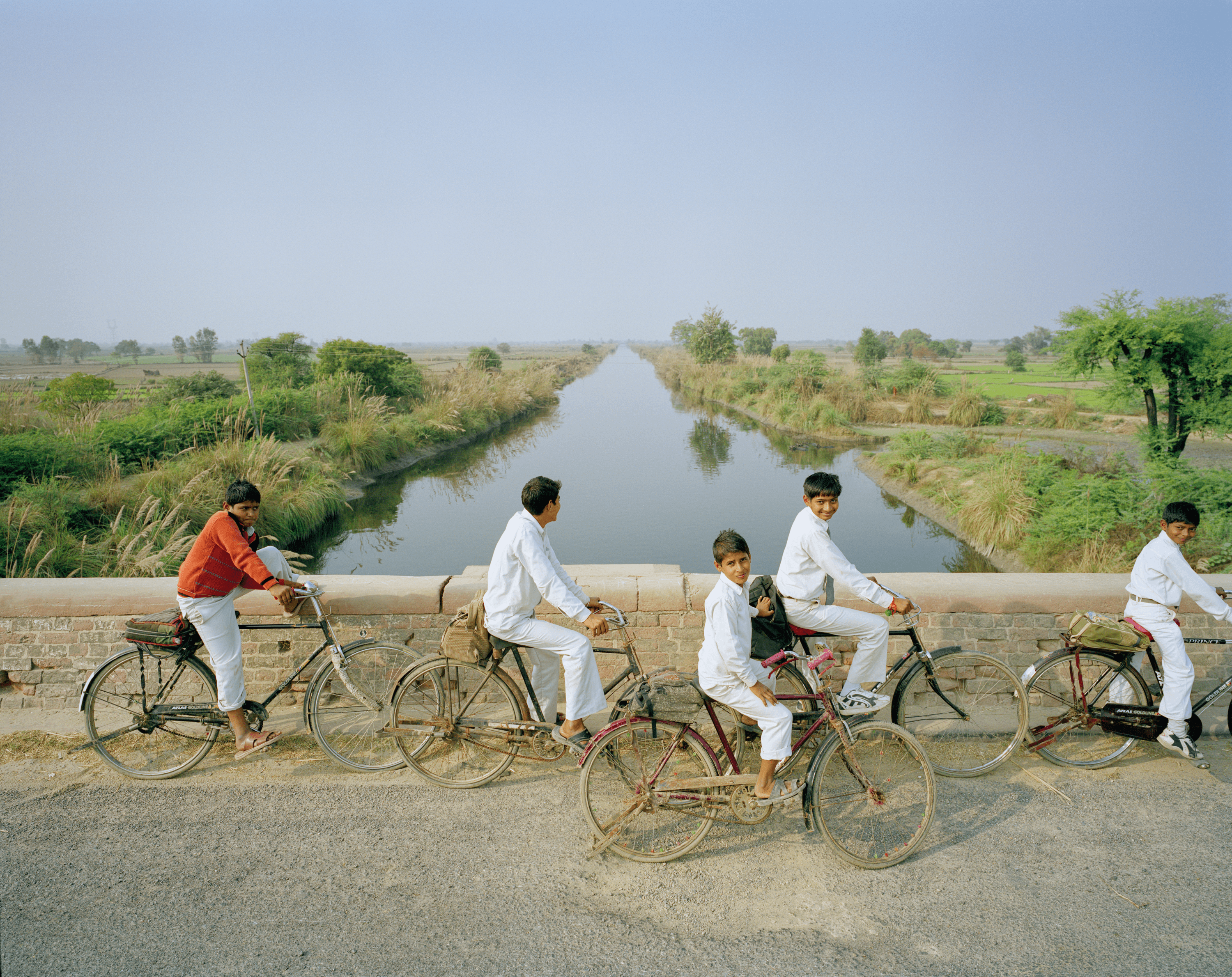 Schoolchildren on their way home in Vraja, Uttar Pradesh #1/8