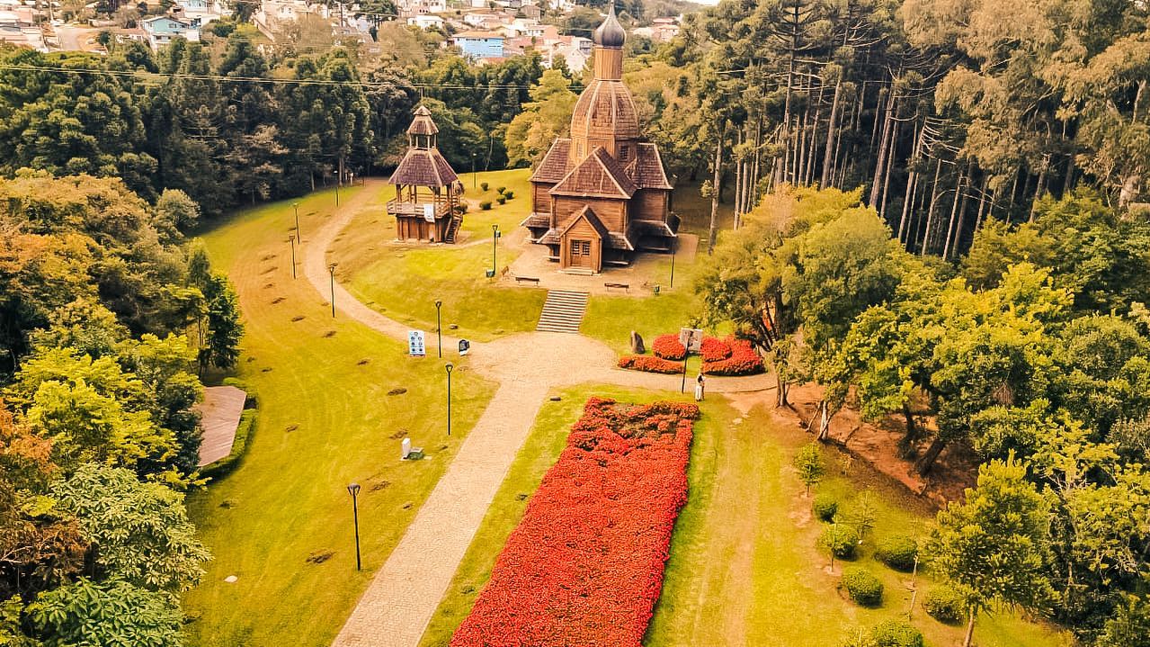 Craques do futebol ucraniano fazem passeio turístico em Curitiba