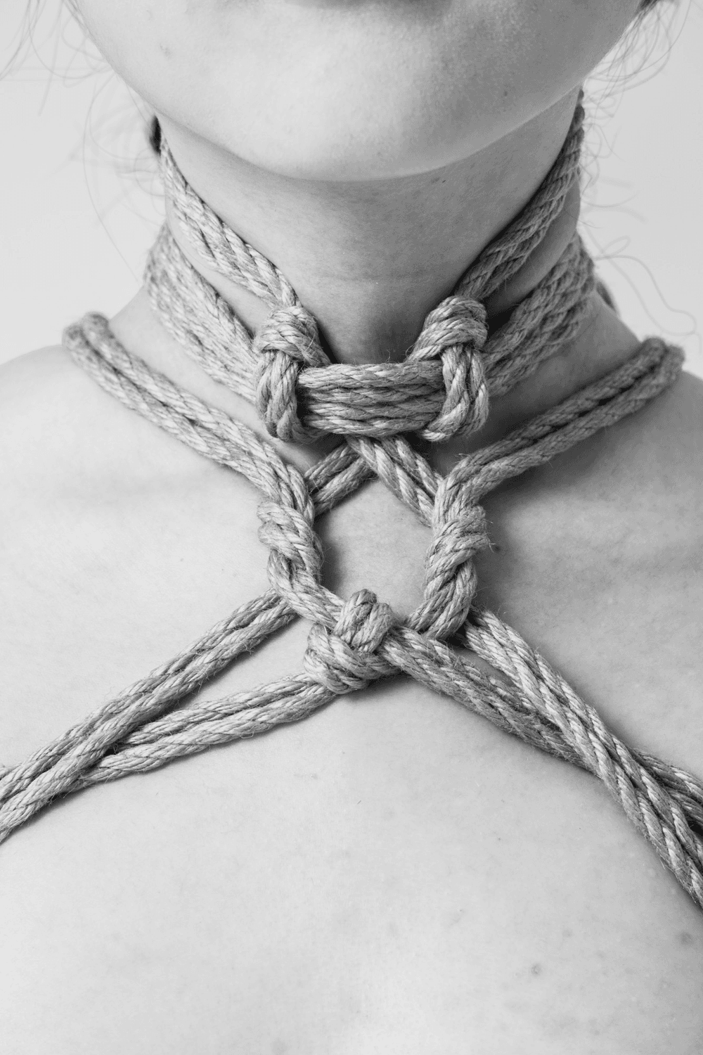 neck-diamond-shibari-hajime-kinoko-photo-mc002-monochrome-shibari