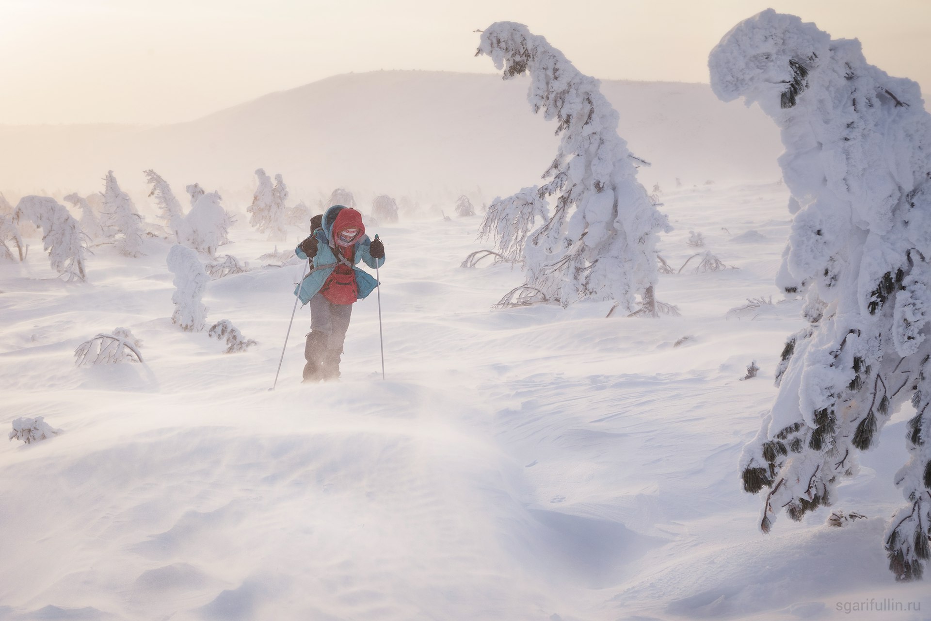 Blizzard mountain. Гора ГУХ Северный Урал. Поход в снежные горы. Зимний поход. Метель в горах.