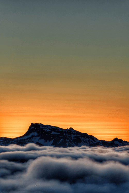 Clouds and peaks 