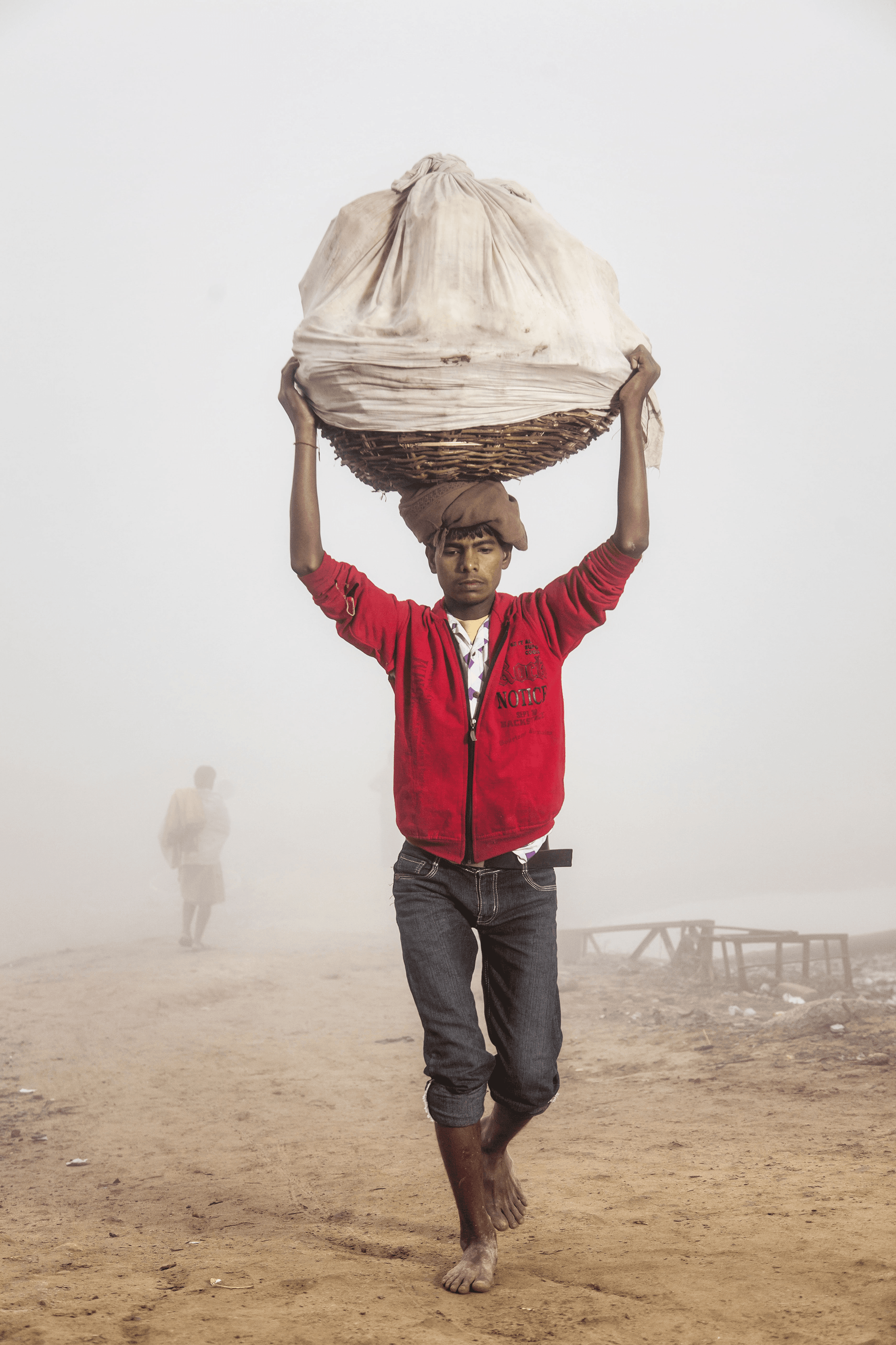 Men carrying vegetables; at the Yamuna River, Uttar Pradesh #1/8