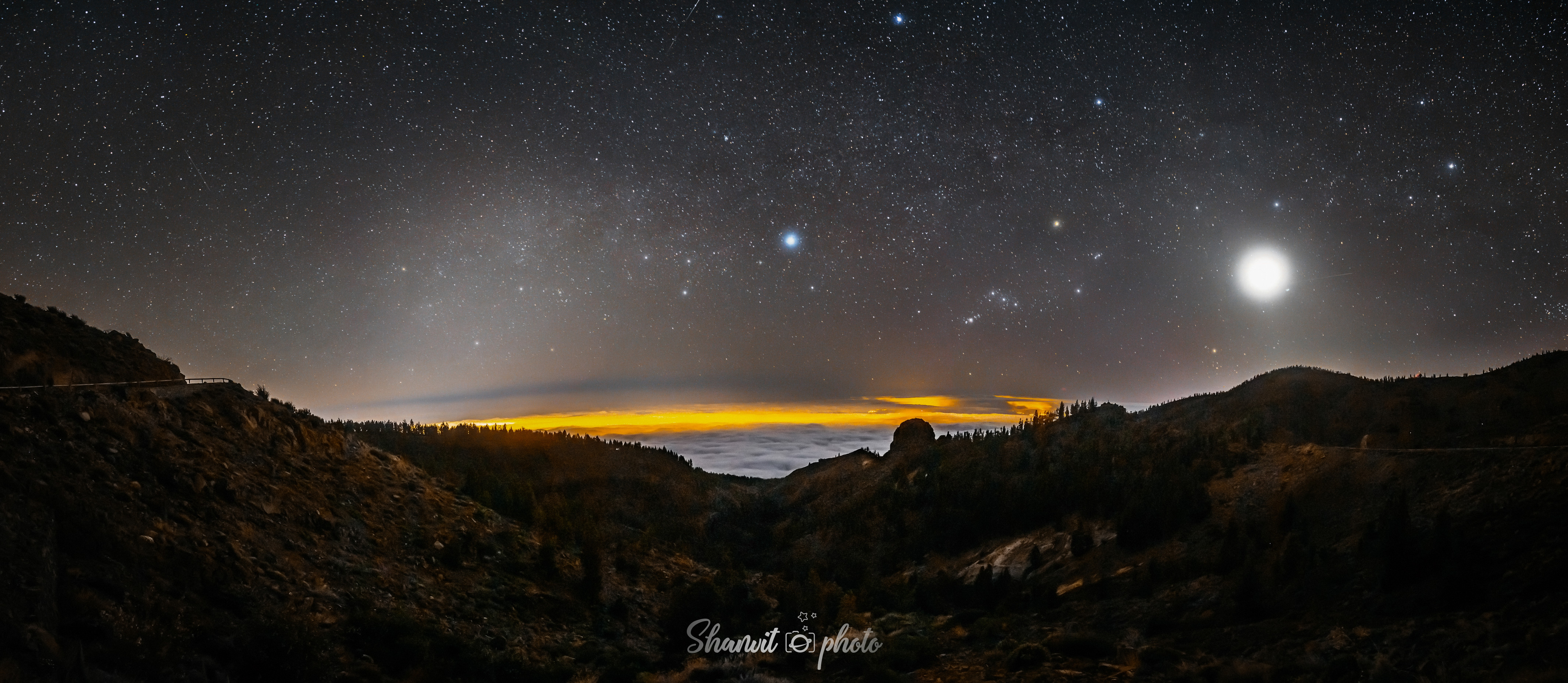 Timelapse Moonset above Tenerife mountains in 4K