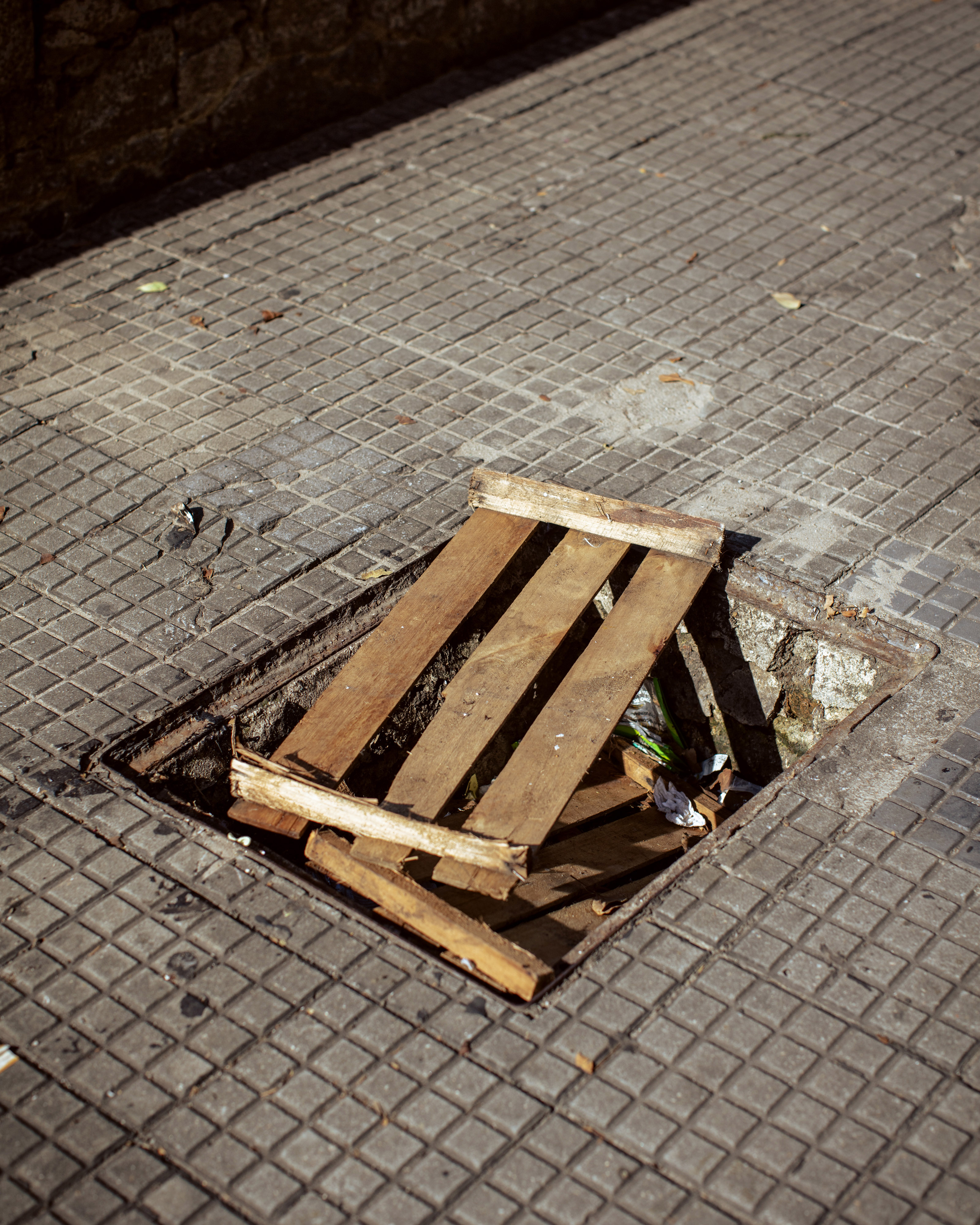 Desconstructo - Makeshift manhole cover
